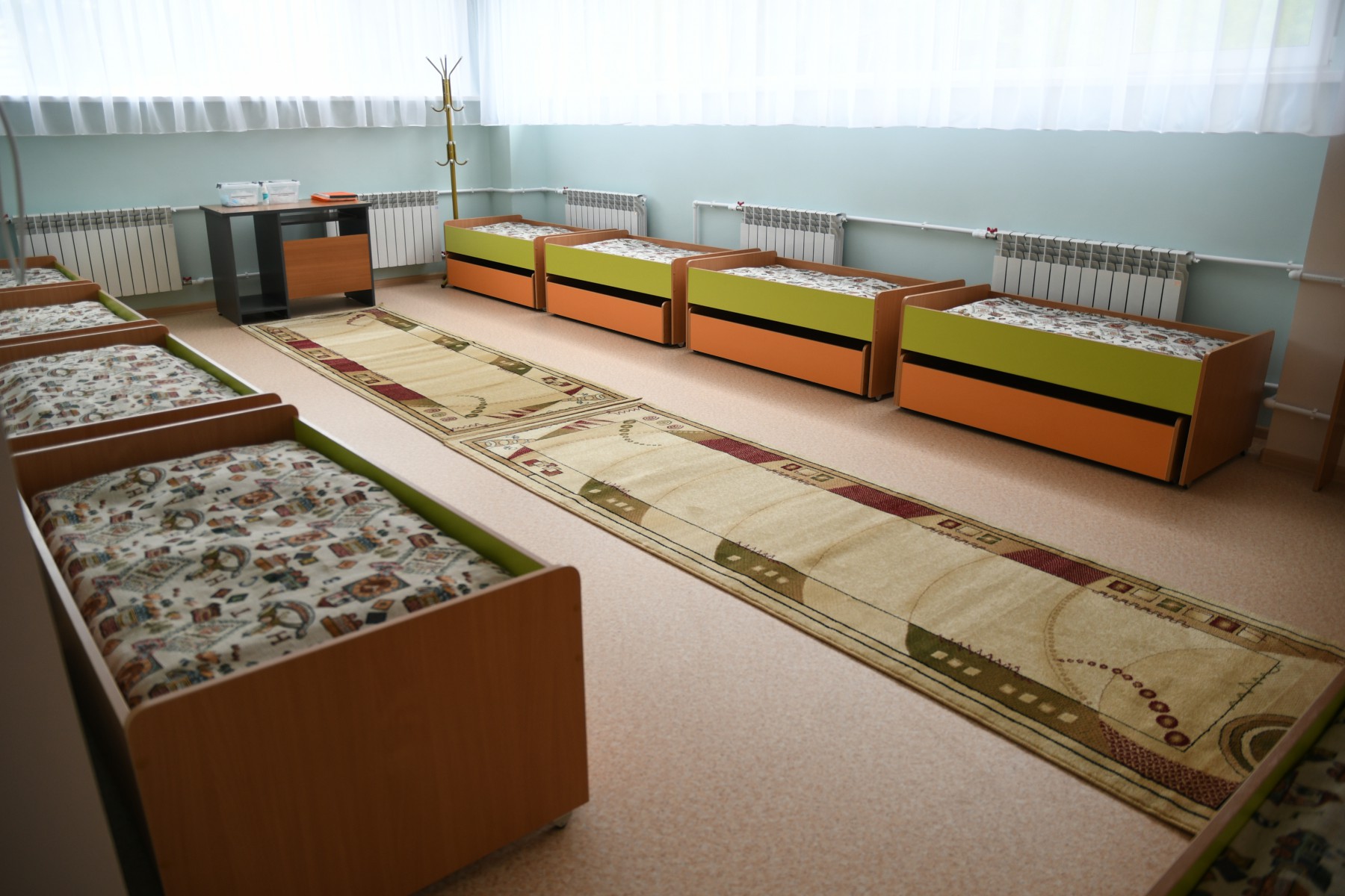 Спальная комната с двухъярусными кроватями. Фото Владимира Коцюбы-Белых