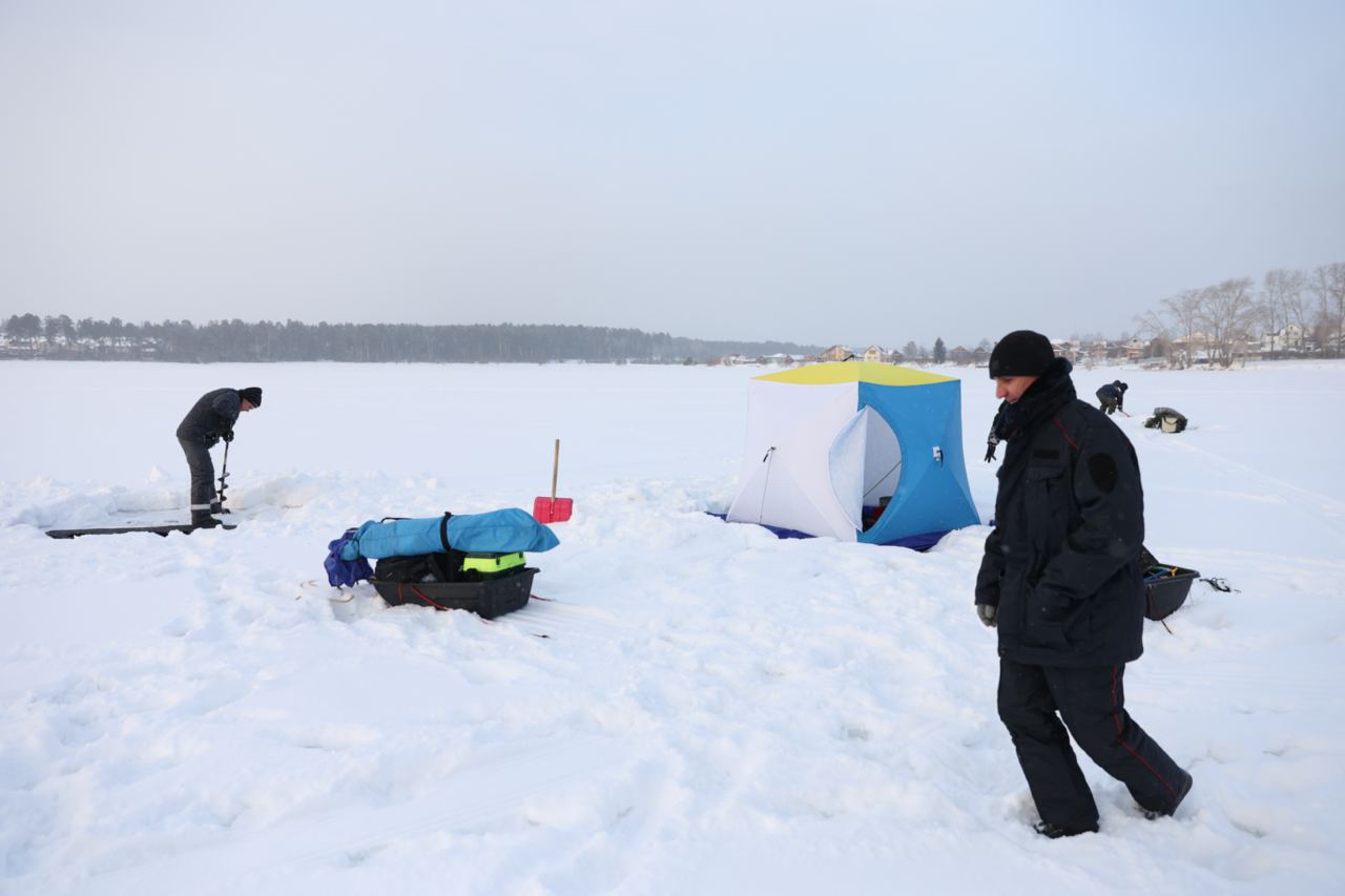 Участники оборудуют себе места для зимней рыбалки. Фото Владимира Коцюбы-Белых