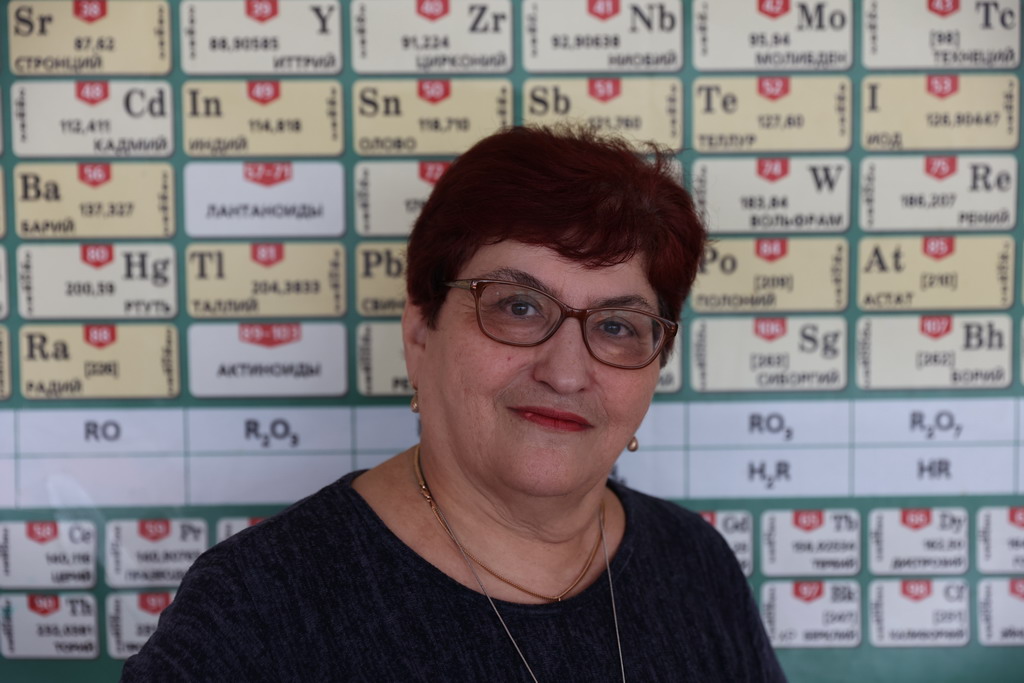 Инна Владимировна уже 40 лет преподает химию. 37 из них — в школе №7. Фото Владимира Коцюбы-Белых