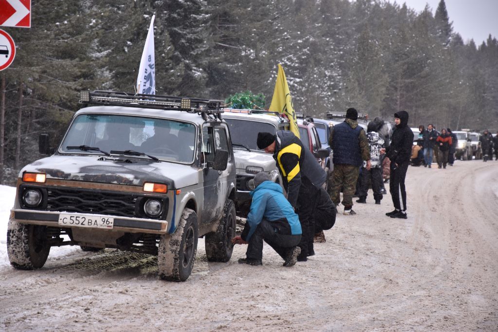 Колонна «травится» перед восхождением. Ведь перед выездом в лес обязательно нужно спустить давление в колесах. Фото Андрея Агафонова