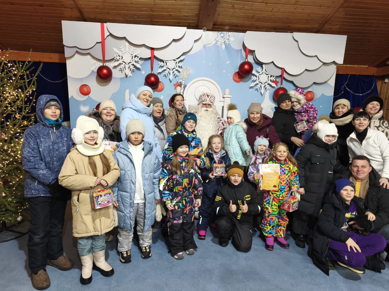 Групповое фото с главным волшебником нашей страны Дедом Морозом — он настоящий! // Фото Ольги Вертлюговой