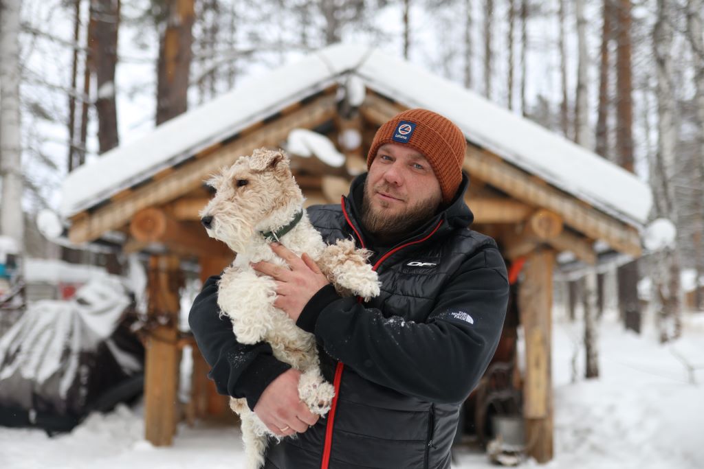 Геннадий Гостевский и его охотничий фокстерьер Рэм около той самой избушки, которая когда-то была развалившейся баней. Фото Владимира Коцюбы-Белых 