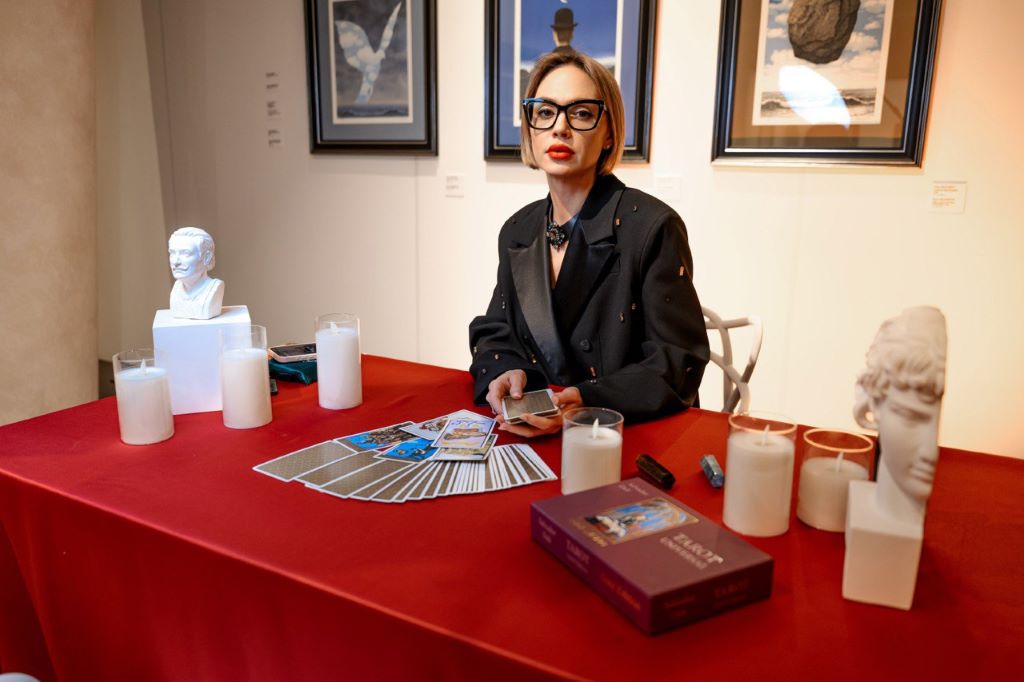 На выставке картин Сальвадора Дали в Екатеринбурге Наталье Лобовой выпала честь поработать для гостей мероприятия с золотой коллекцией таро, нарисованной великим художником. Фото предоставлено Натальей Лобовой