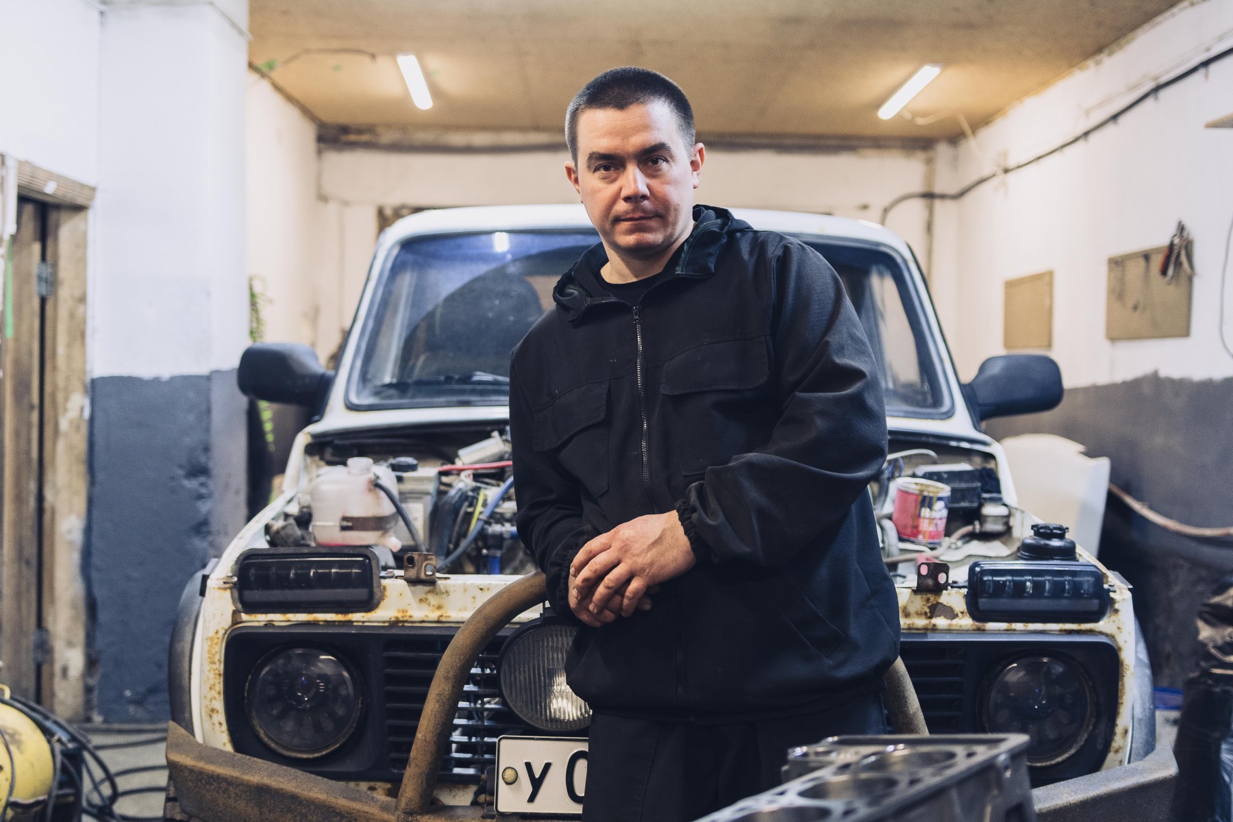 Через руки Алексея Лесникова прошло 500-600 «Нив» — эту машину он знает досконально. Фото Владимира Коцюбы-Белых