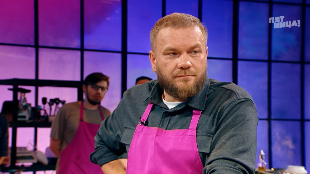 Геннадий Гостевский на шоу «Битва шефов». Егерь раньше участвовал в проекте для VK-Видео «Дикая кухня», а также ведет свой кулинарный канал «Лесной шеф. Скриншот с телеканала «Пятница!»