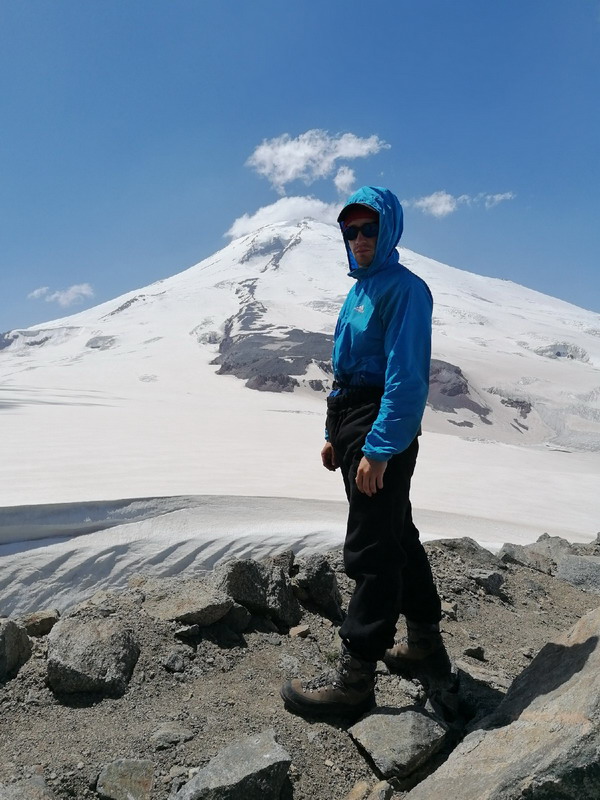 Станислав на фоне восточной вершины Эльбруса. Во время акклиматизационного выхода на высоту 3700 метров. Фото предоставлено Станиславом Сарапуловым