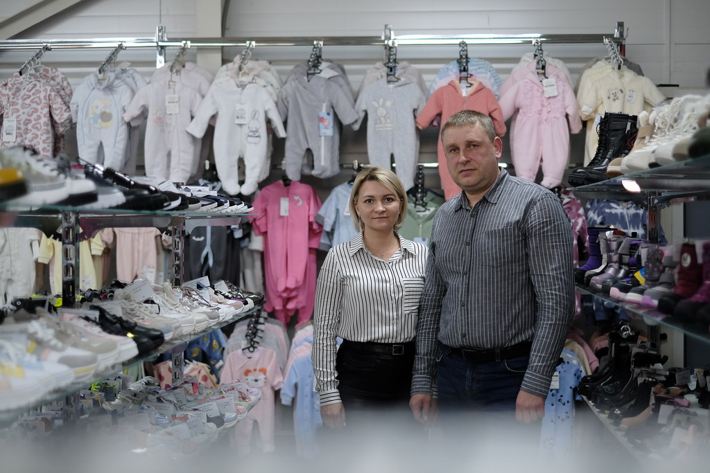 Ольга Богатырева и Иван Ванаков уже 9 лет успешно держат на плаву свой магазин детской одежды. Фото Владимира Коцюбы-Белых