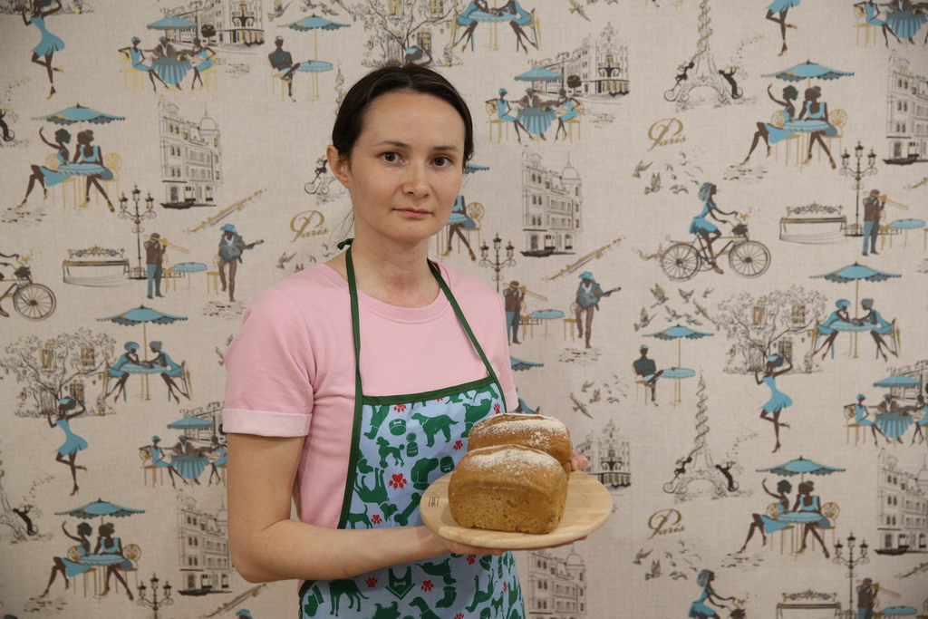  Регина Суетина печет хлеб для ревдинцев в домашних условиях. Она окончила школу №3, потом горный университет, по образования специалист по рекламе. В декрете поняла, что работать на себя интереснее и выгоднее. Фото Владимира Коцюбы-Белых
