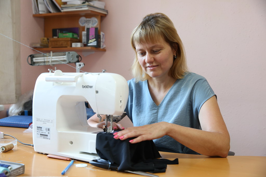 Ольга Шишкина не получала швейного образования, но шить любила всегда. И ее компания начиналась с того, что она шила костюмы для выступления своим дочкам. Фото Владимира Коцюбы-Белых