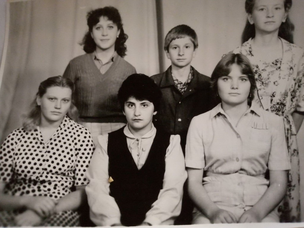 Инна Змеева (в центре) ровно 40 лет назад вместе с выпускниками школы №8. Фото из семейного архива
