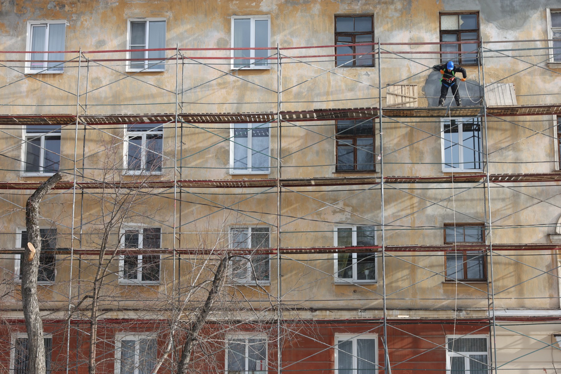 ЦДО, буквально, за несколько дней оброс строительными лесами. Предстоит не только капитальный ремонт фасада, но и кровли. Фото Владимира Коцюбы-Белых