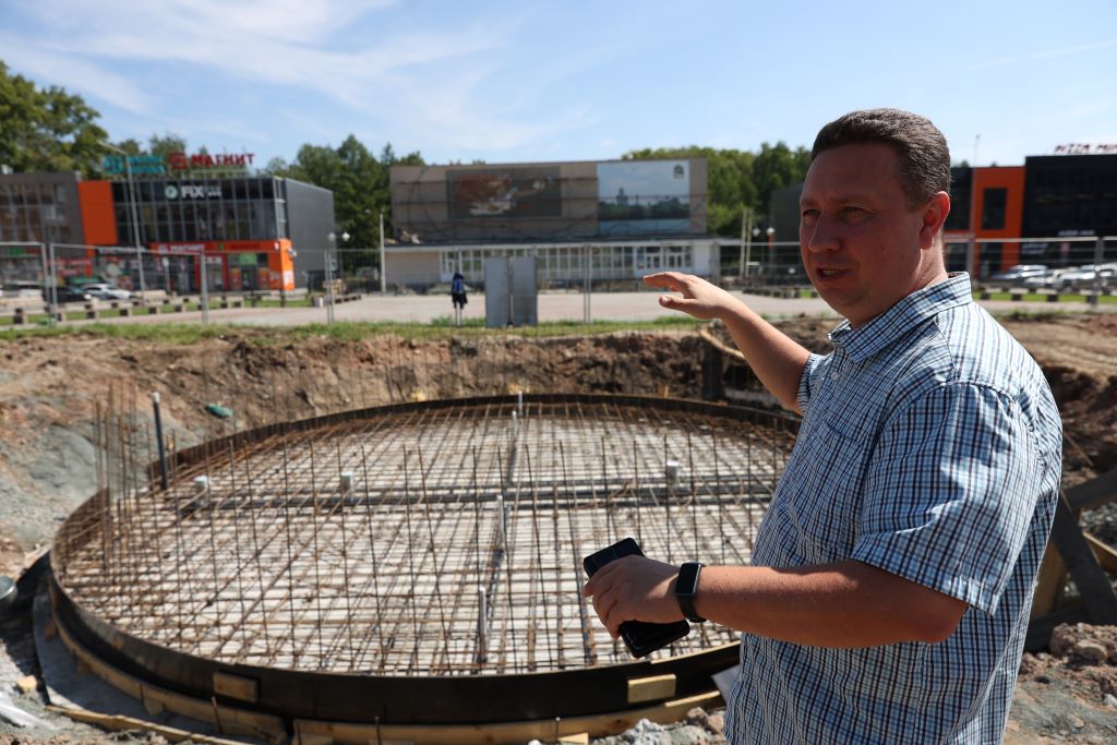 Первый заместитель главы города Олег Клочков рассказал, как будет работать фонтан. Его диаметр составит 12 метров, а высота струй — от 4 до 10 метров. Фото Владимира Коцюбы-Белых