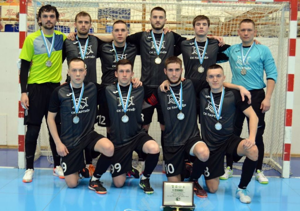 2.	Первый состав СК «Партнер». Верхний ряд слева направо: Максим Елистратов, Никита Мамонов (не играет в этом сезоне), Владислав Межонный, Семён Бабинов, Александр Искорцев, Семён Нестеров (не играет в этом сезоне). Нижний ряд слева направо: Руслан Адилов, Александр Нурдинов, Савелий Елистратов, Никита Ханжин. Фото предоставлено Максимом Елистратовым.