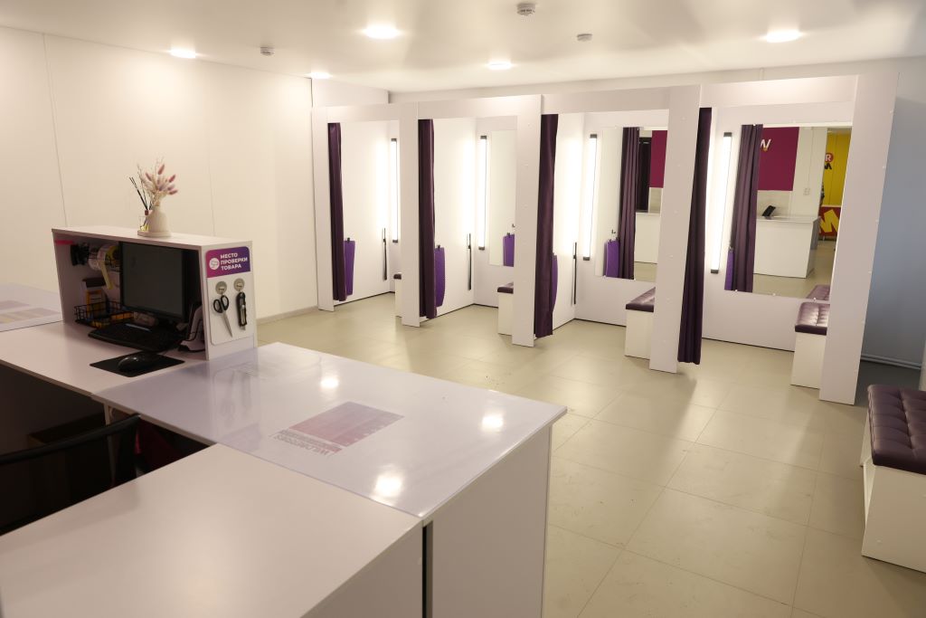 В новом ПВЗ просторно и светло. Здесь есть четыре примерочных для клиентов. Фото Владимира Коцюбы-Белых