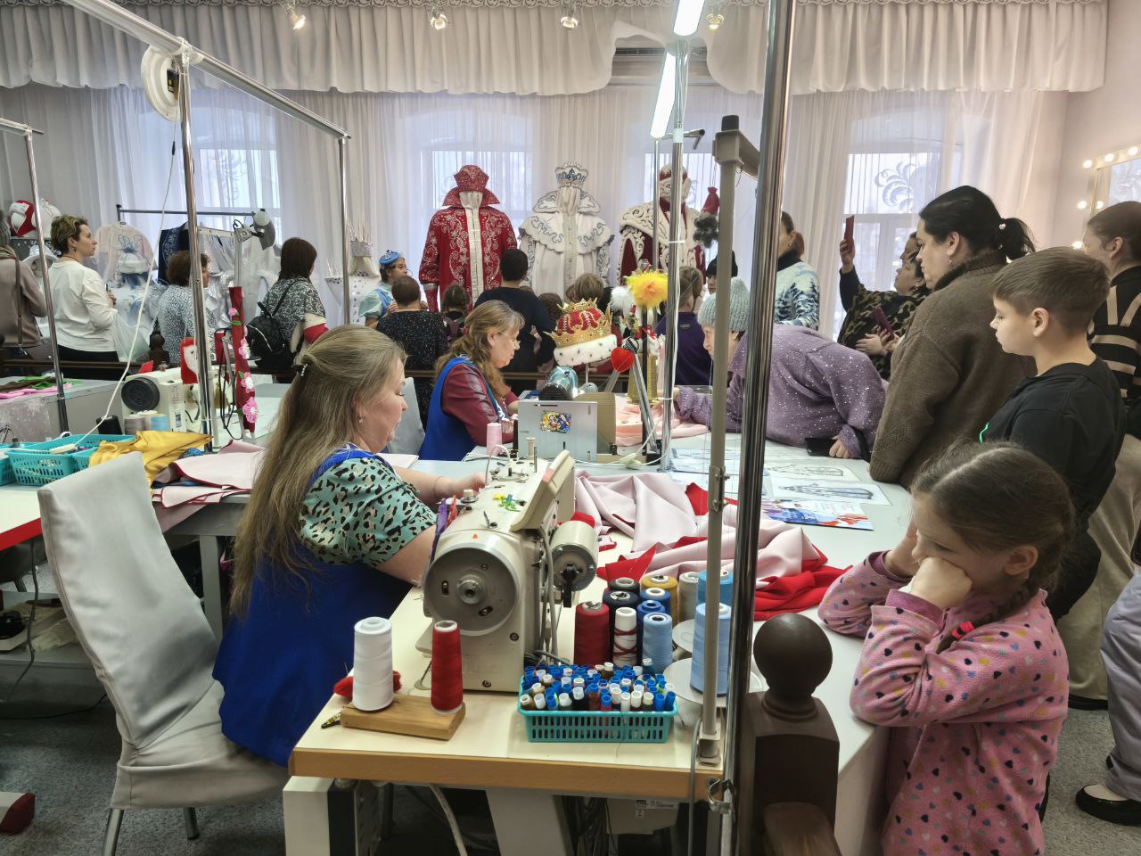 Вот здесь рождается одежда для всех обитателей Вотчины. В Доме мод есть даже швейная машинка 3D — настоящее волшебство. // Фото Ольги Вертлюговой