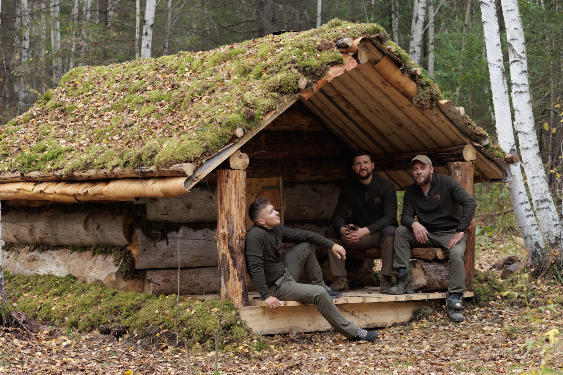 Лесные Денис, Алексей и Геннадий у глухариной избы, которую ревдинский егерь сам, в одиночку, построил в тайге. Фото предоставлено Геннадием Гостевским