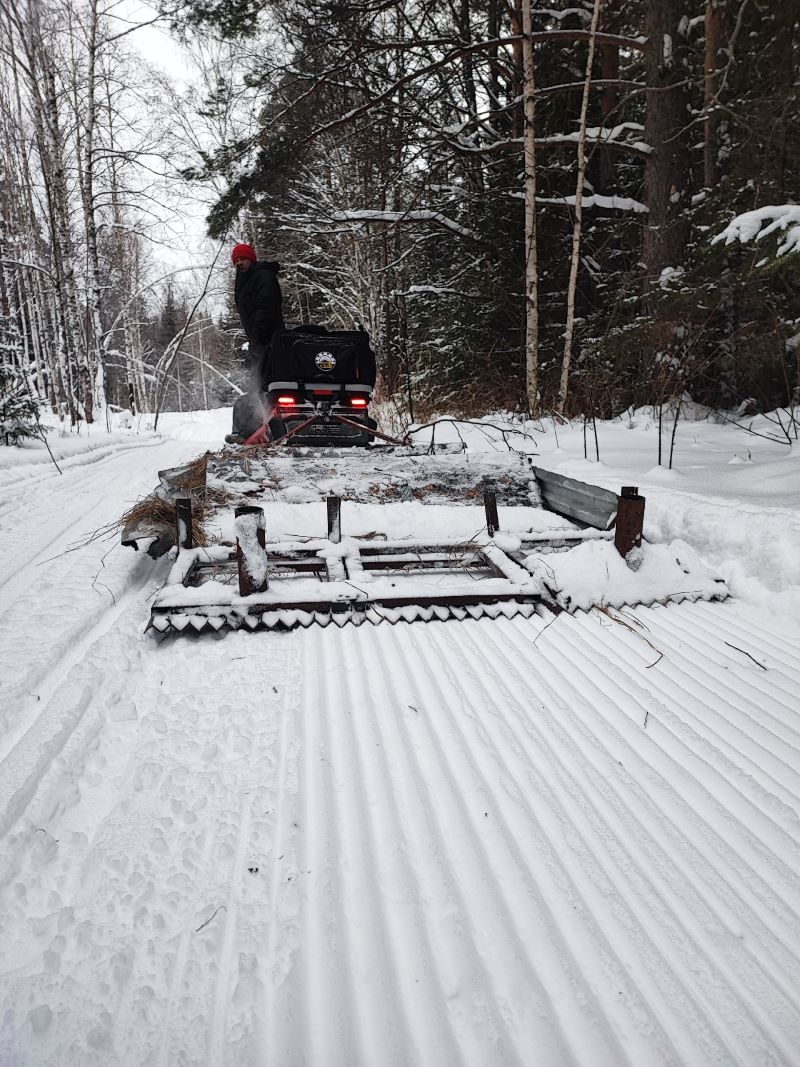 А вот так в уральской тайге «нарезается» лыжная трасса. Конструкцию для этого команда «НаШунут» соорудила сама. Фото из соцсетей «НаШунут»