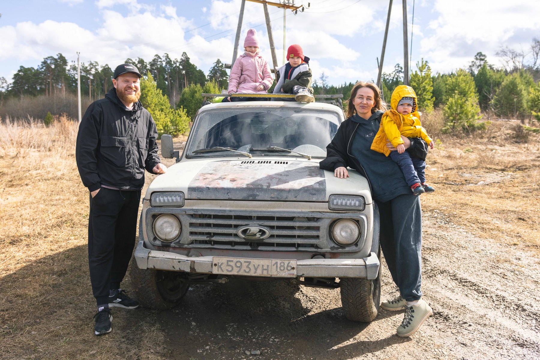 Для Юмашевых «Нива» — это семейная история. Раньше машина была ярко-розовой, сейчас немного поблекла, но от этого не стала менее любимой. Фото Владимира Коцюбы-Белых