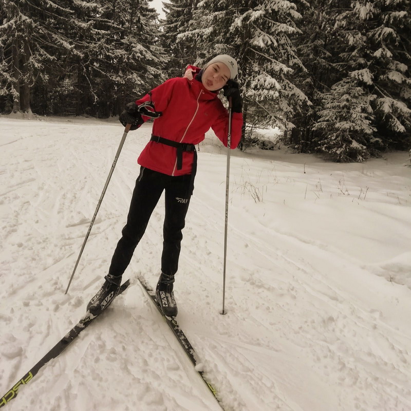 Несмотря на желание учиться на дизайнера одежды, Ксюша не планирует завязывать с лыжным спортом. Наоборот — хочет стать именитой чемпионкой. Фото Ксении Макушевой