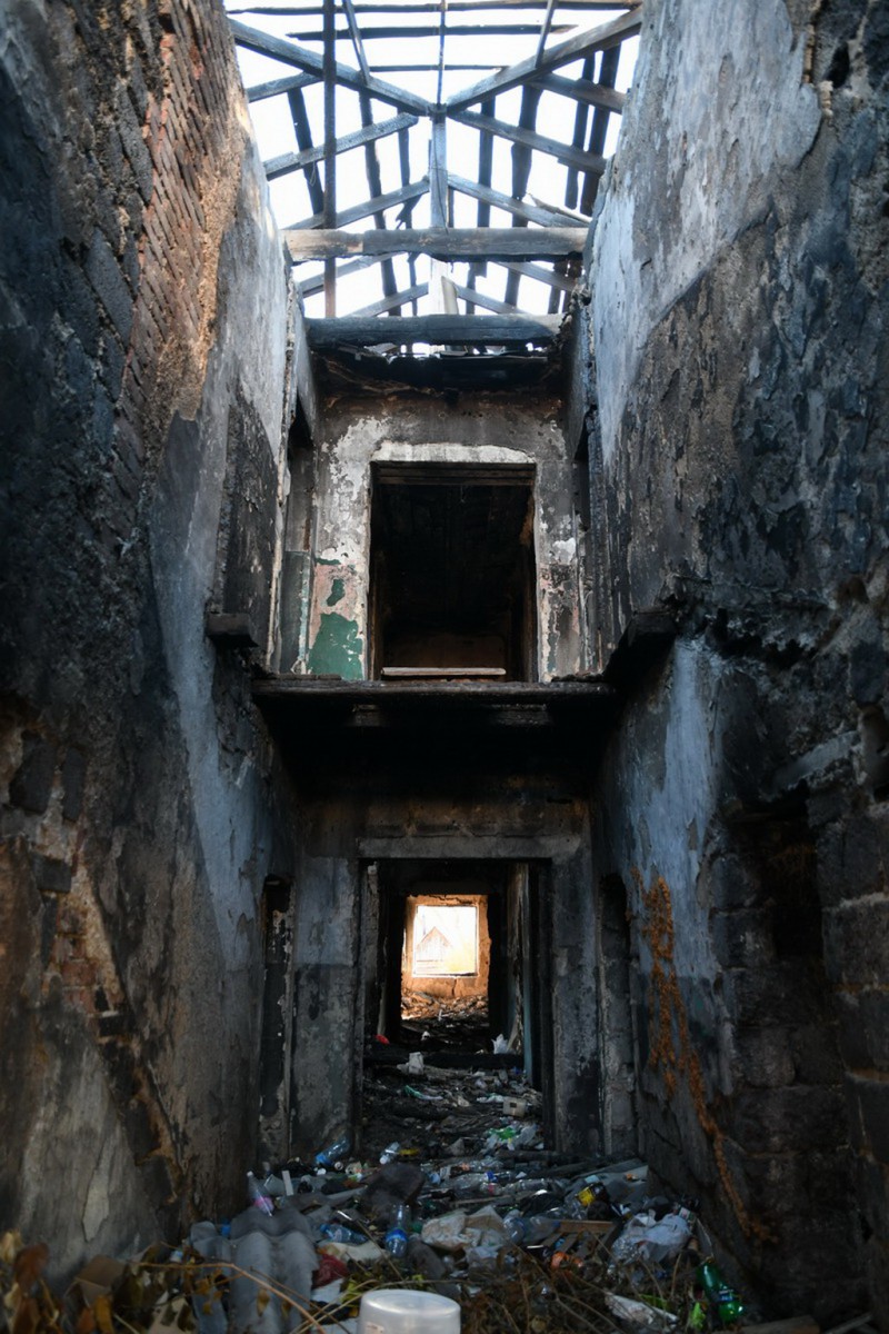 Лестница между первым и вторым этажом давно уничтожена. Как и крыша. Как и все остальное. Фото Владимира Коцюбы-Белых