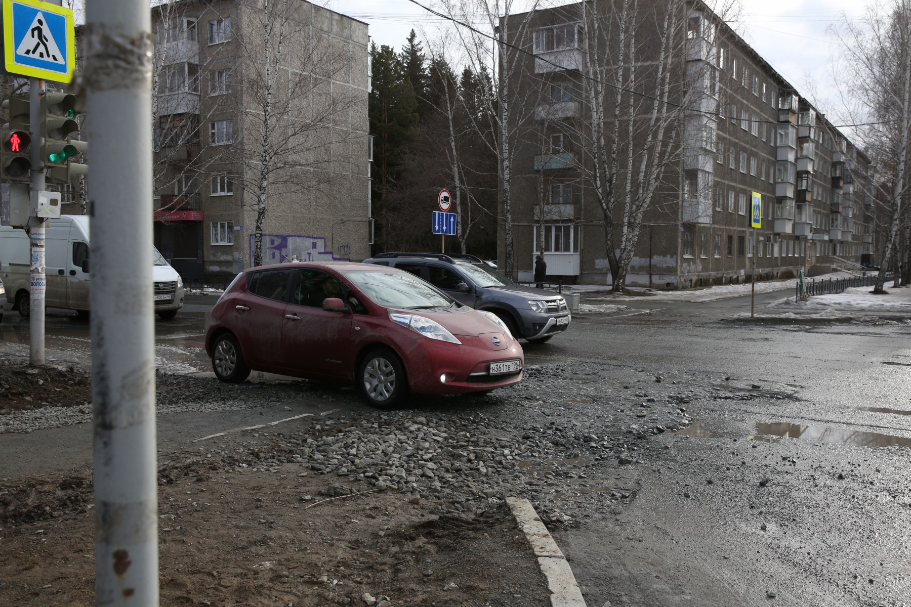 Перекресток улиц Горького и Российской ЕТК раскапывала несколько раз за прошедшую зиму. Сейчас здесь огромная яма. Фото Владимира Коцюбы-Белых