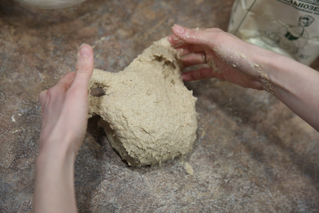Пшеничное тесто можно как угодно замешивать — можно отбивать (это французский метод), а можно так же продавливать, как наши бабушки делали. Фото Владимира Коцюбы-Белых