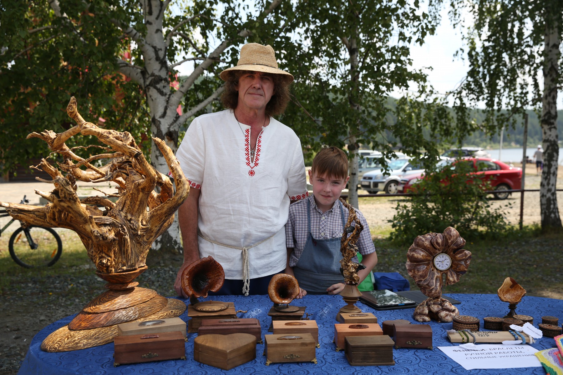Это Геннадий Зинин. Он делает изделия из дерева — шкатулки, флористику, часы. С ними и приехал на ярмарку «Черники». Фото Владимира Коцюбы-Белых