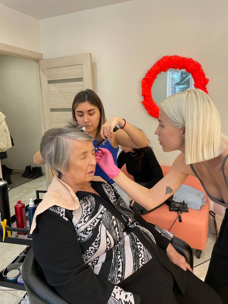 Участница проекта Тамара Теплякова пришла на макияж и прическу в студию красоты Марии Коноваловой. Фото Милы Люхановой