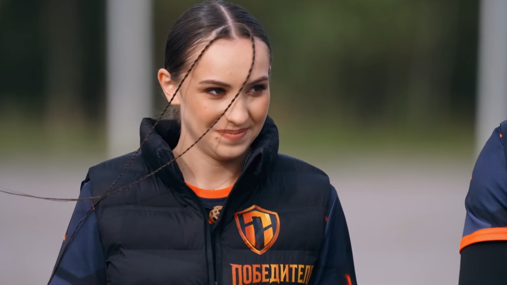 Мария Посадских работает бортпроводником. Ей 21 год. В телевизионном реалити она участвует впервые. Скриншот шоу «Победители»