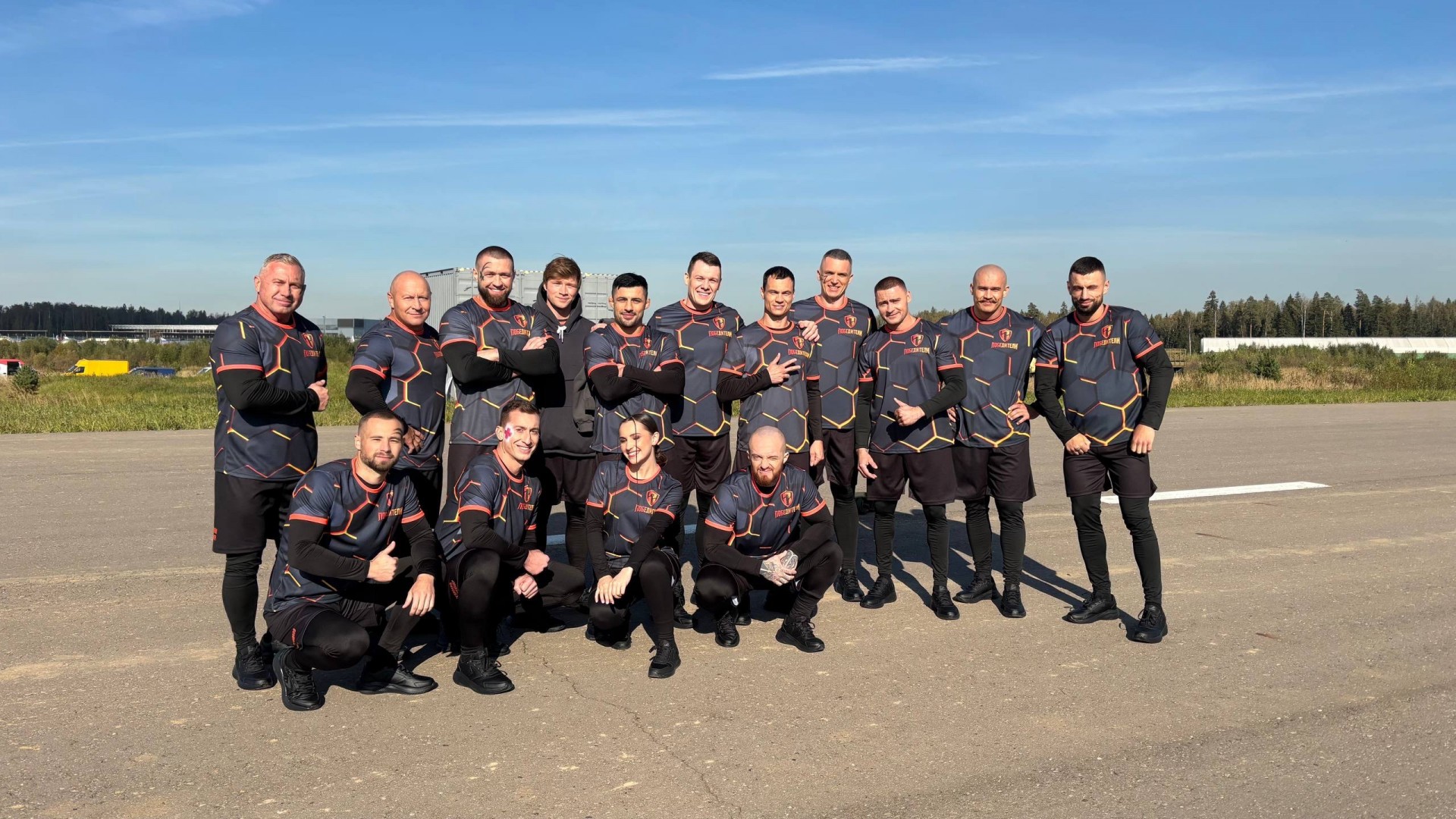 Вот в таком составе Мария участвовала в первой серии шоу-боевика. Одна хрупкая девушка и 14 сильных мужчин. Фото предоставлено Марией Посадских 