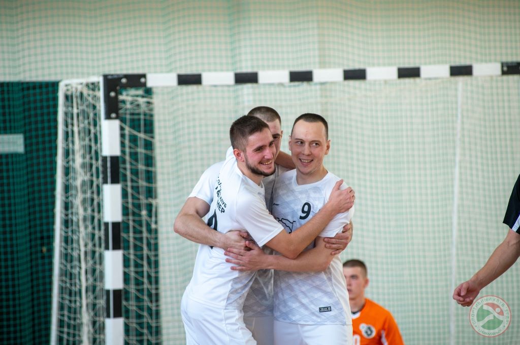 3.	Празднуют забитый мяч в ворота «Синары-2» Савелий Елистратов, Александр Искорцев и Руслан Адилов. Фото предоставлено Максимом Елистратовым.