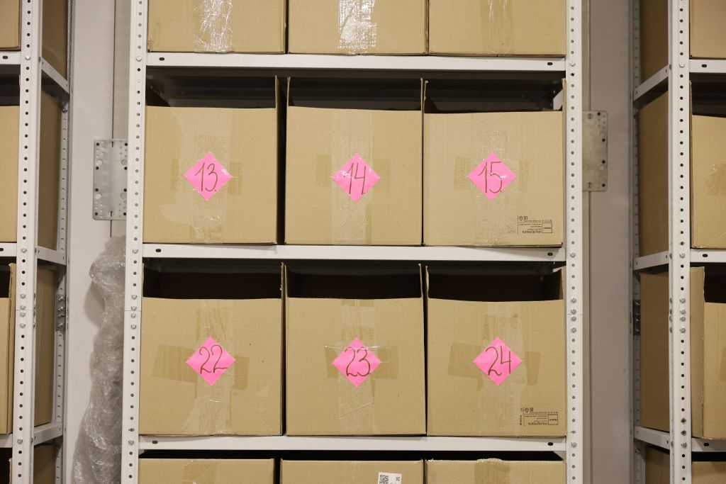 Так выглядят ячейки для товаров. Одна коробочка — для одного заказчика. С их помощью менеджеры быстрее находят заказы. Фото Владимира Коцюбы-Белых