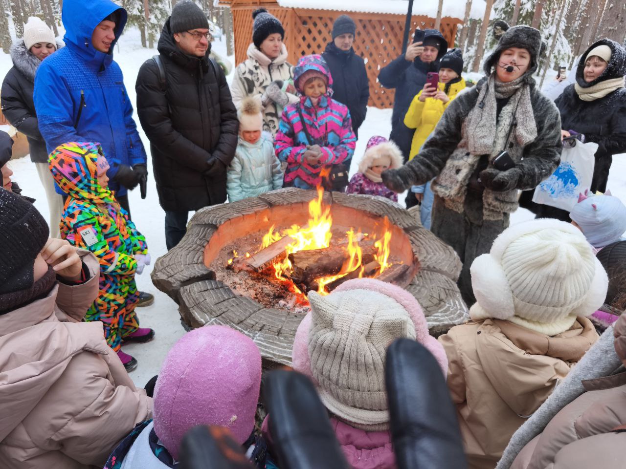 Вот такие оборудованные костры стоят по всей Вотчине, чтобы гости Деда Мороза не замерзли. // Фото Ольги Вертлюговой