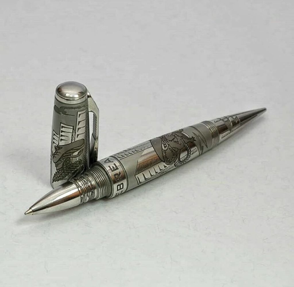 Одна из тактических ручек, реализованных Дмитрием Стрельцовым из Екатеринбурга по дизайну художницы. Фото предоставлено Аленой Валль