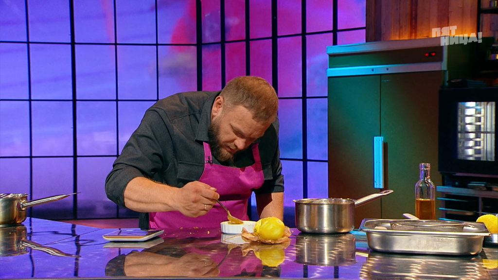 Во втором этапе Геннадий пытался сделать лигурийский лимонный пирог. Ренат Агзамов похвалил егеря, но низ пирога получился не пропеченным. Скриншот с телеканала «Пятница!»