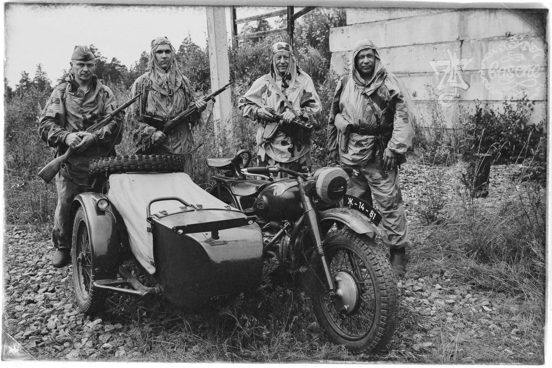 Это ревдинские реконструкторы. Они играли роль разведгруппы на мотоциклах. Фото Владимира Коцюбы-Белых