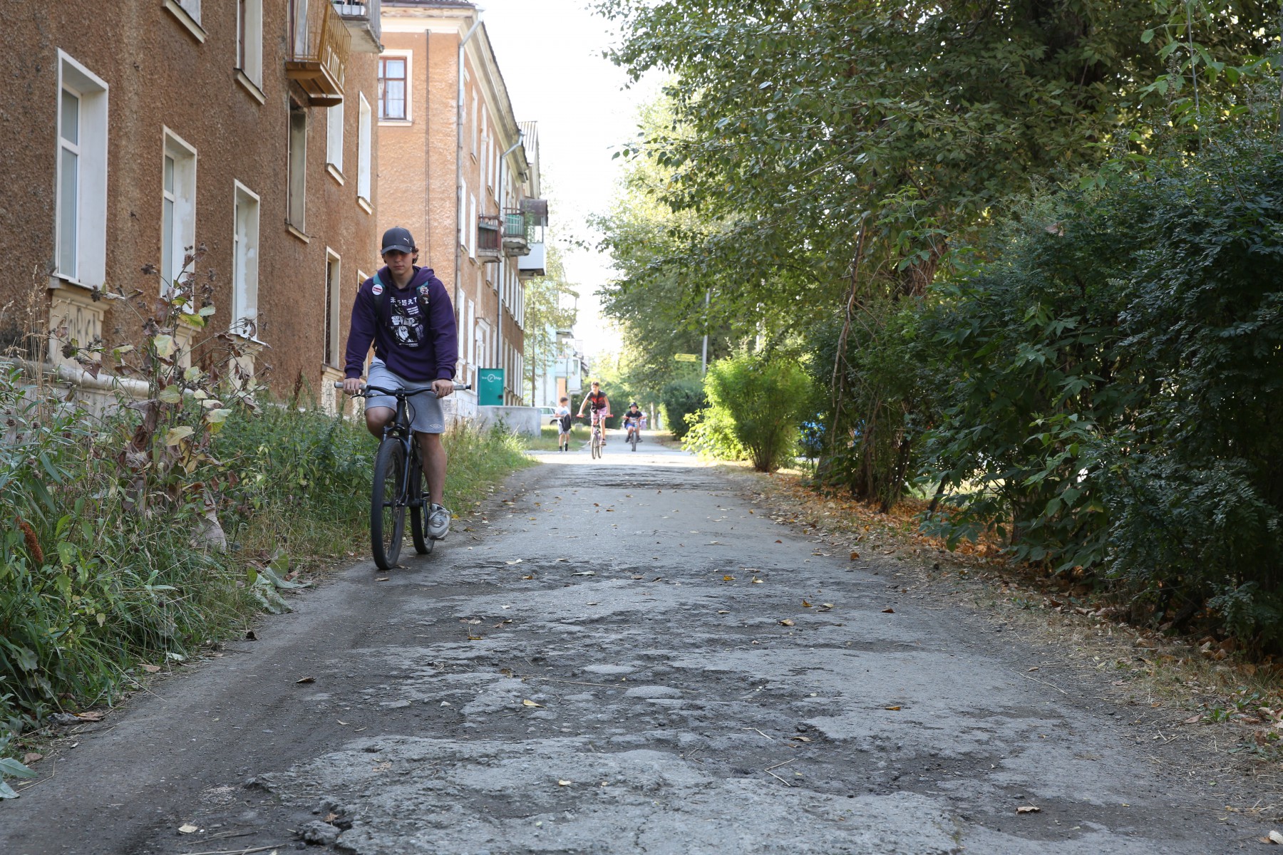 Ревдинские тротуары, к сожалению, для самокатов не приспособлены — даже велосипеды с трудом проезжают по этим буеракам. Фото Владимира Коцюбы-Белых