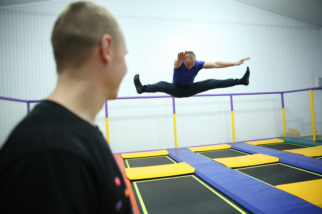 На батутах легко можно отрабатывать акробатические трюки. Как это делает, например, Станислав. Фото Владимира Коцюбы-Белых