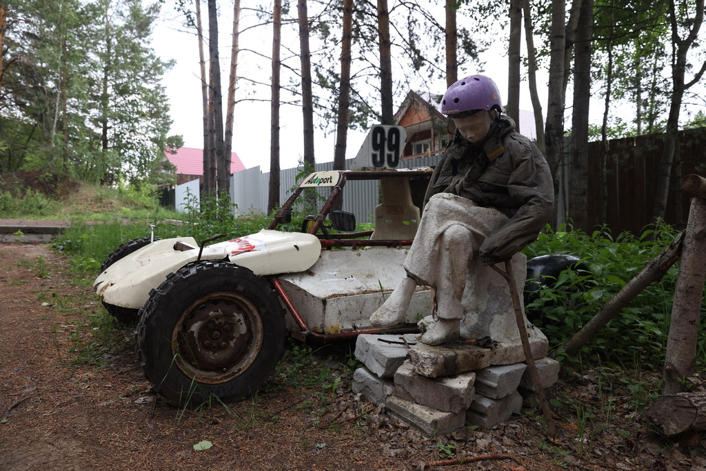 А это Игорь — скульптура мальчика, выброшенная из бывшего пионерского лагеря «Березка». Фото Владимира Коцюбы-Белых