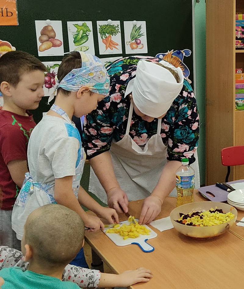 В детском саду детишки получают первые навыки социализации. Например, вместе с воспитателем приготовить салат. Фото Натальи Григиной