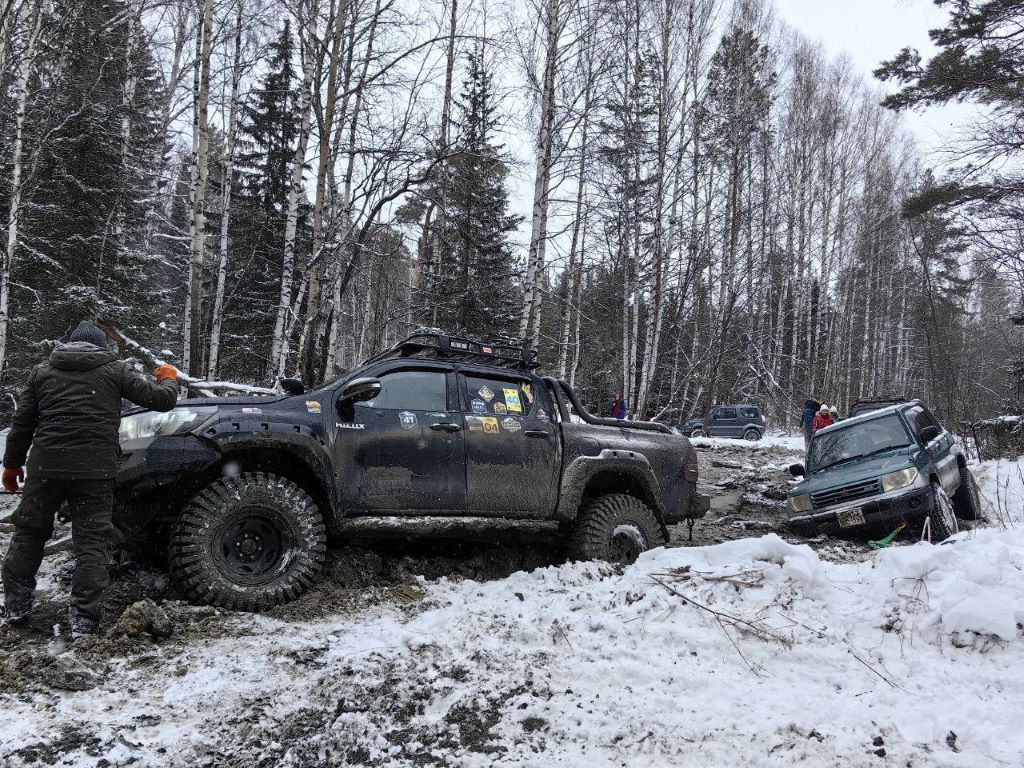 Дорога к Шунуту оказалась сложнее, чем предполагалось. Размытые участки появились там, где их не ждали. Не все с ними могли справиться без помощи. Фото Светланы 