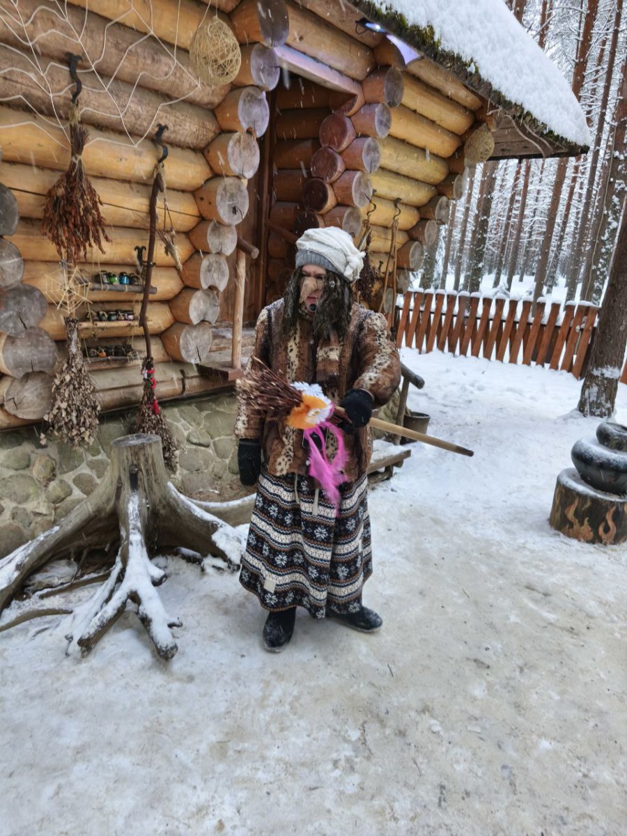 Баба Яга первой встречает детей на Тропе сказок. Именно здесь юные гости Вотчины проходят первое испытание — отгадывают загадки. // Фото Ольги Вертлюговой