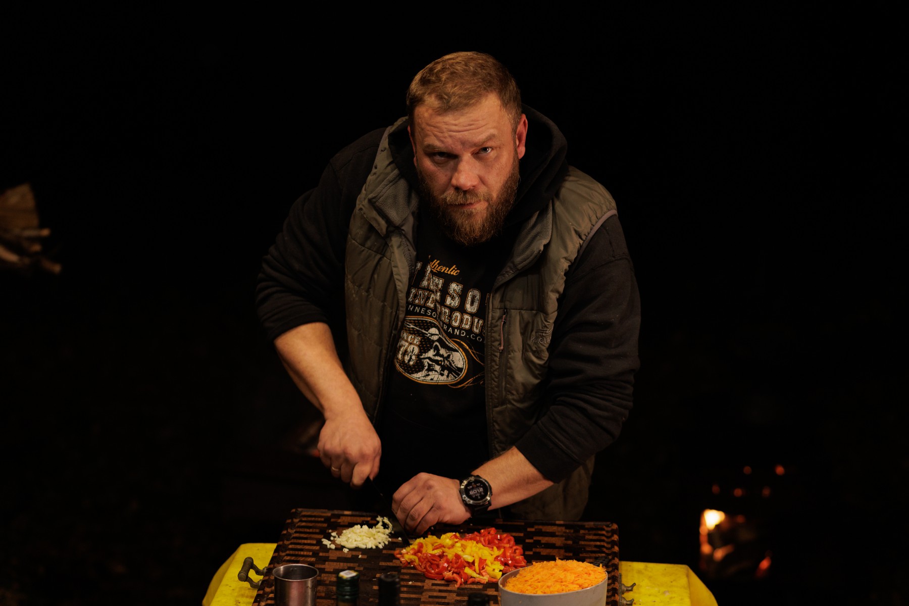 Стать поваром Геннадий мечтал стать с детства. В итоге стал и егерем, и шеф-поваром. Теперь у него свой проект «Лесной шеф», где он показывает, как и что можно приготовить в лесу. Фото предоставлено Геннадием Гостевским