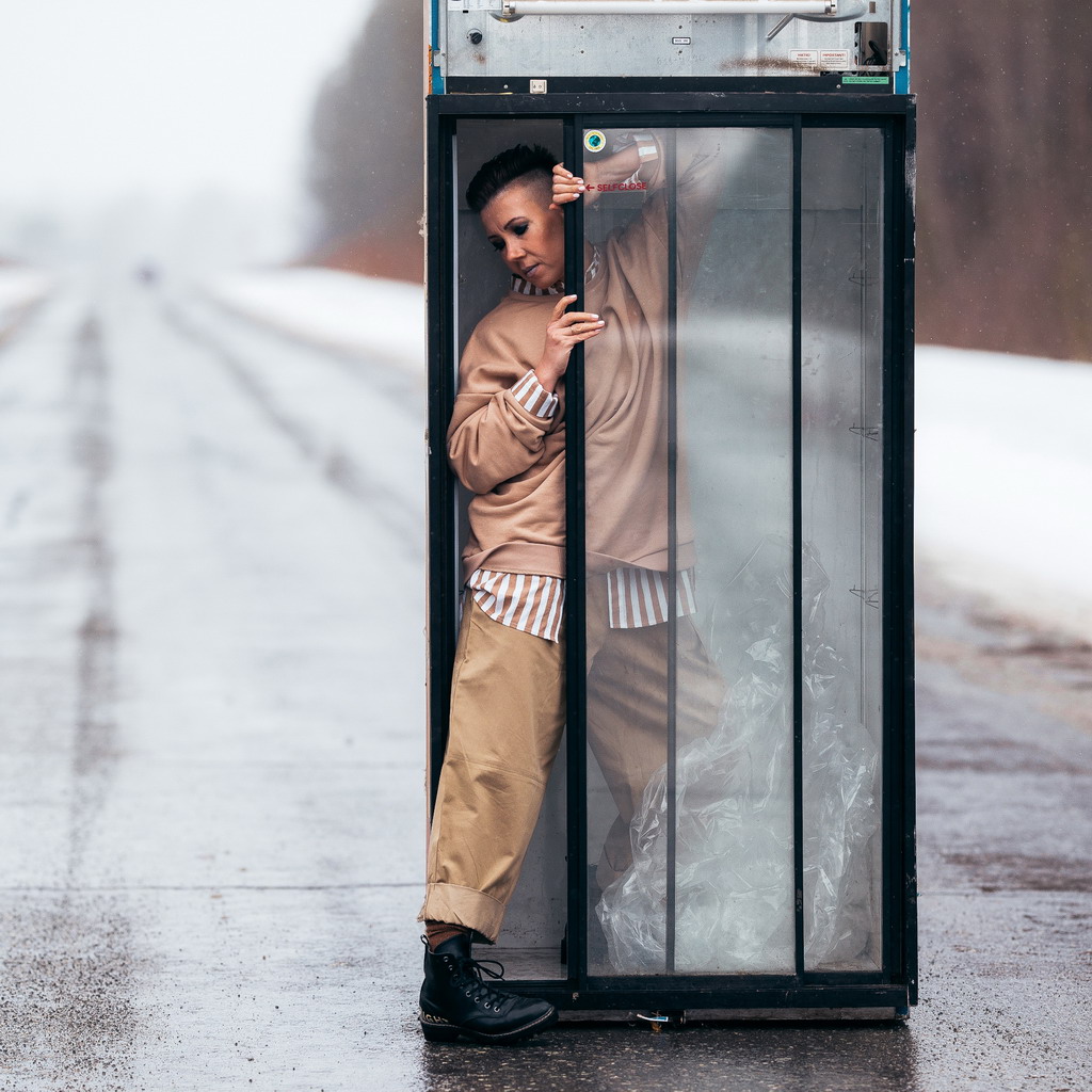 Надежда Зиновьева и холодильник на дороге. Проект сняли в марте 2020 года, когда началась пандемия. Фото Анна Мурзиновой