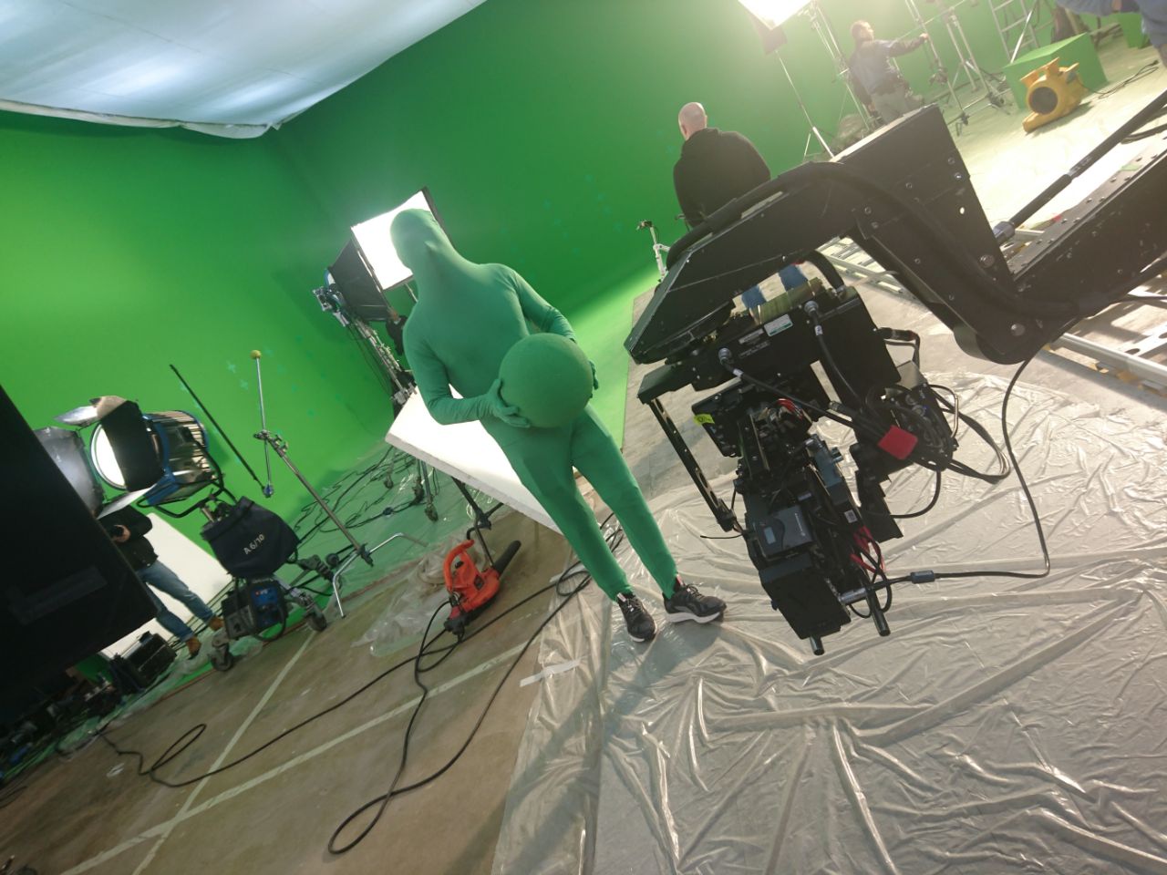 Однажды Анатолий участвовал в съёмках рекламы, которой занимался Фёдор Бондарчук. Он был «зелёным человечком» — надел хромакейный костюм и изображал дрон, который пролетал рядом с Дмитрием Нагиевым. Фото Анатолия Хабарова