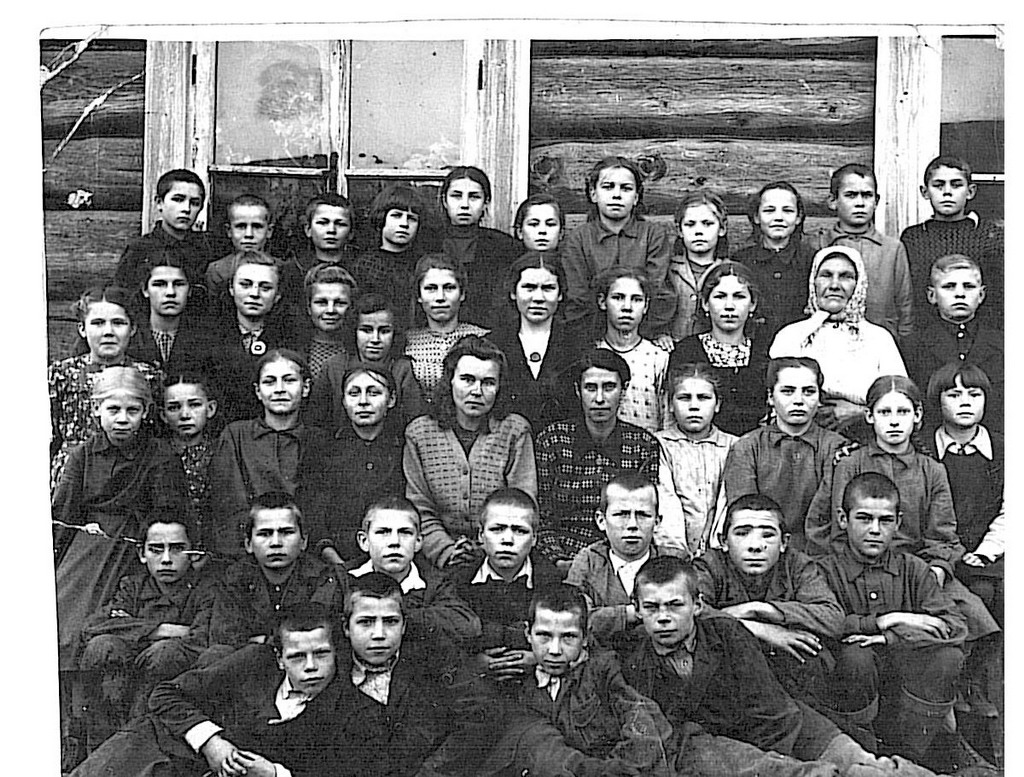 Ученики школы, когда она еще располагалась в Кунгурке. Фото 1950-х годов. Из школьного архива