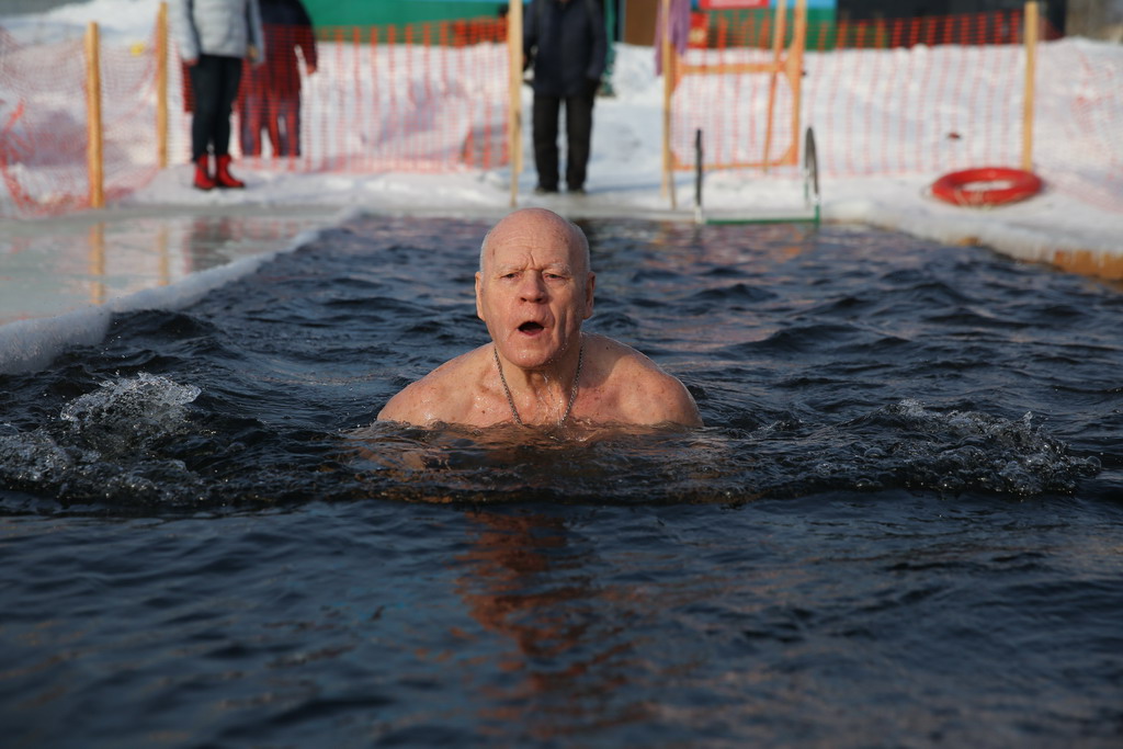 Владимир Лобаев плавает и закаляется уже 50 лет. В этом году ему исполнится 81 год. Фото Владимира Коцюбы-Белых  