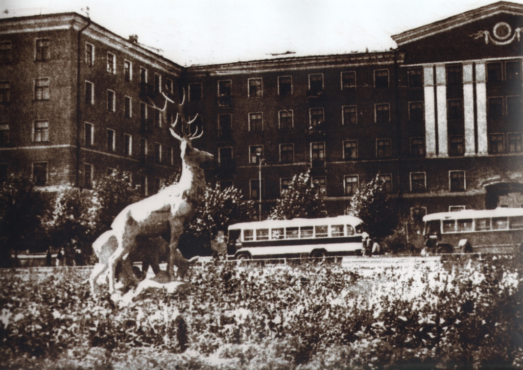 Олени на площади. Именно они стояли в центре города до 1967 года. Фото из архива редакции. 