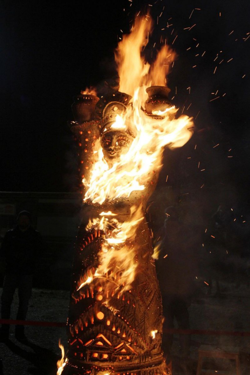 Вот так эффектно горела глиняная Мария. Фото Анатолия Шемякина