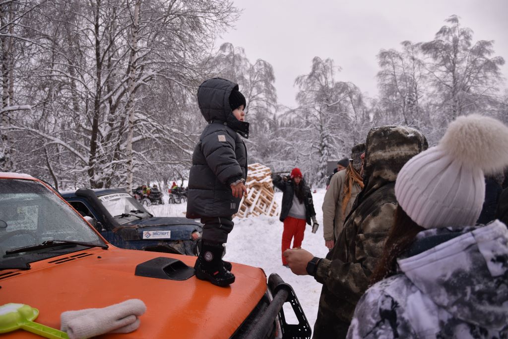 Самый маленький участник «Восхождения на Шунут» — Артёмка Меланин. Ему около двух лет. Карапуз важно осматривает поляну. Фото Андрея Агафонова